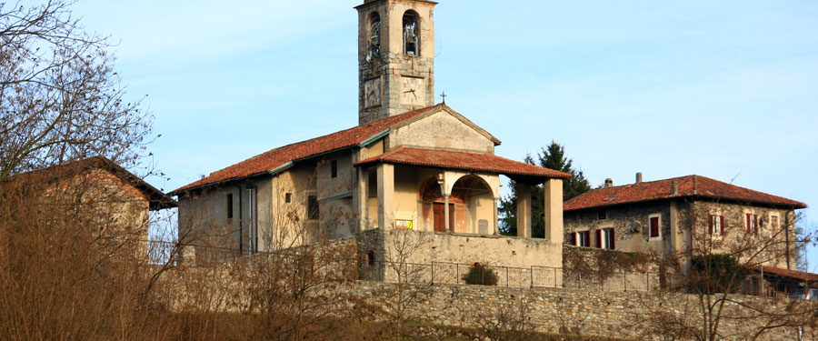Chiesa parrocchiale di Santa Maria Assunta a Dormelletto (NO) sull'altura che domina l'abitato.